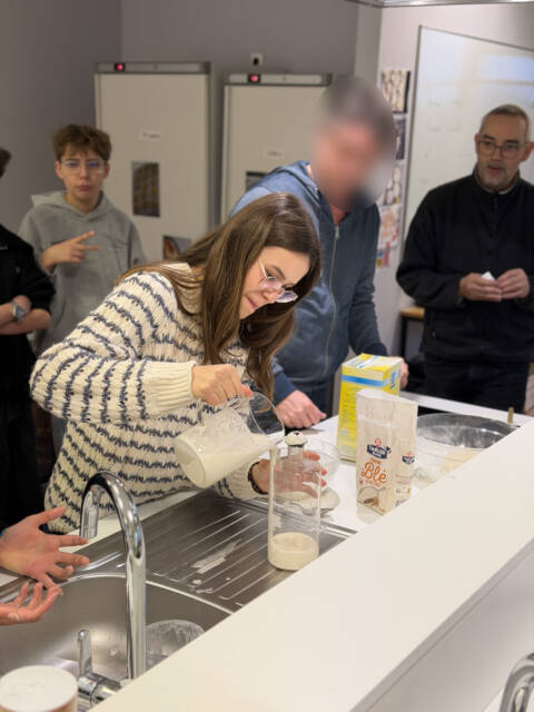 Élèves réalisant une recette de pain pour observer concrètement l'action des levure dans le phénomène de fermentation