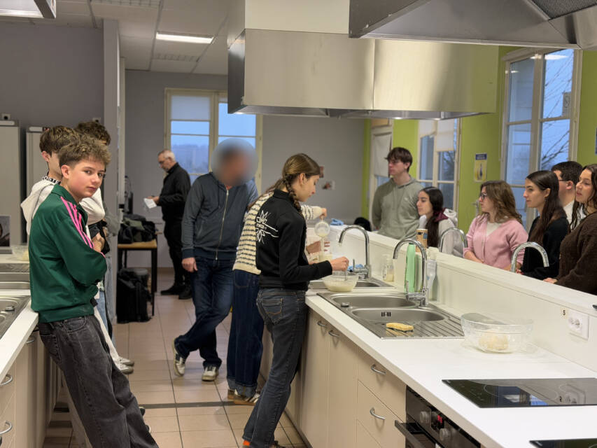 Eleves de 2GT faisant des expériences sur les fermentations en cuisine pédagogique et laboratoire
