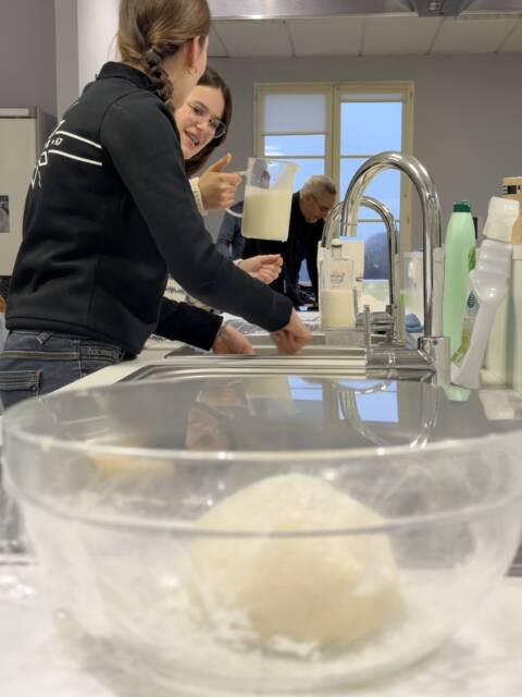 Élèves constatant les transformations subies par les pâtes à pain par l'action des levures