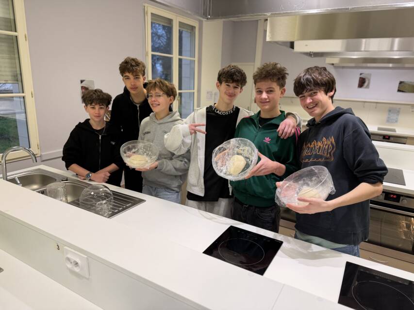 jeunes présentant fièrement leur expérience de pâtes à pain