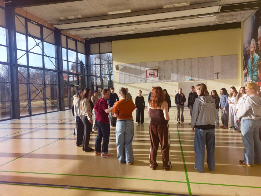 Activités sportives dans le gymnase du lycée mêlant les correspondants des deux nationalités