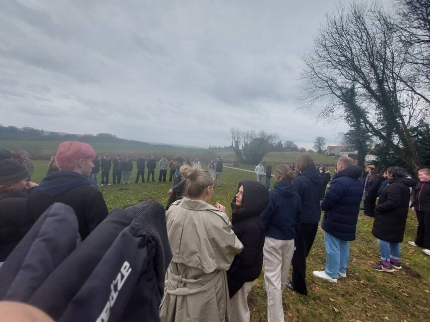 Elèves Français et Danois participe à des jeux en extérieur, organisés par deux élèves danois avant d'être interrompu par la pluie