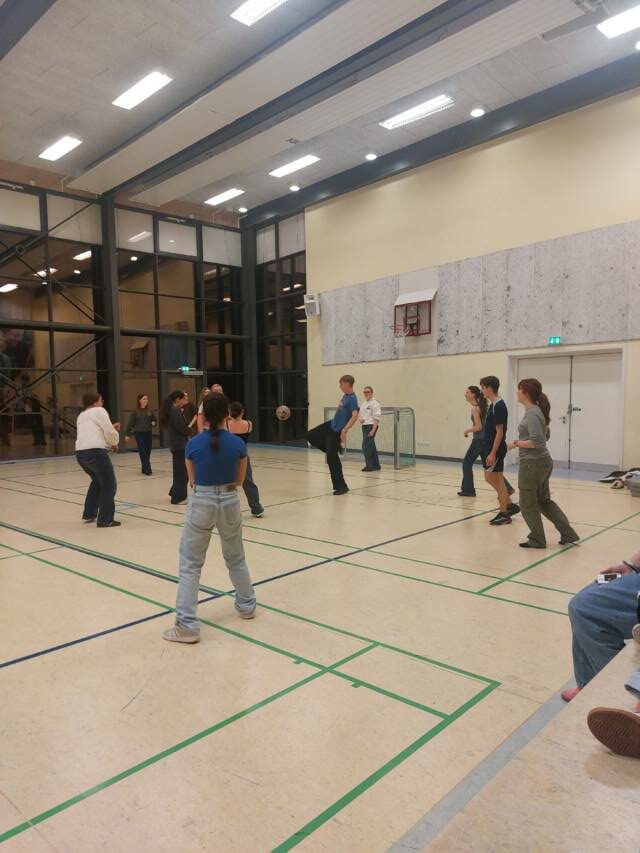 Partie de foot dans le gymnase du Lycée danois