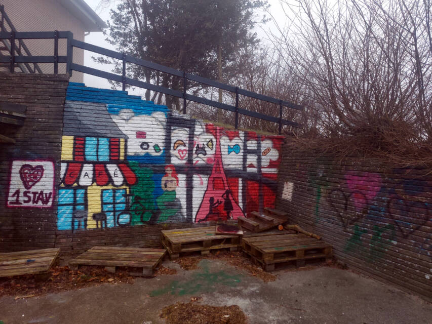 Fresque réalisée par les élèves de 1re STAV sur un mur de la Faaborgegnens Efterskole pour marquer leur passe au danemark dans le cadre du programme Erasmus +
