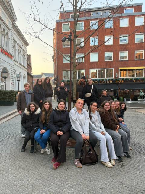 Les élèves de 1re STAV prennent la pose sur une place pavée lors de la visite de Faaborg