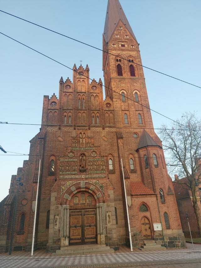 St. Alban's Church (Sct. Albani Kirke) à Odense, église catholique de style néo-gothique avec une tour de 54 mètres