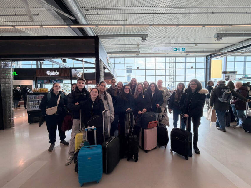 Groupe d'élèves de 1ère STAV du Lycée Le Bois Tillac avec leurs bagages à l'aéroport de Copenhague, au départ de leur mobilité Erasmus+ au Danemark – mars 2026