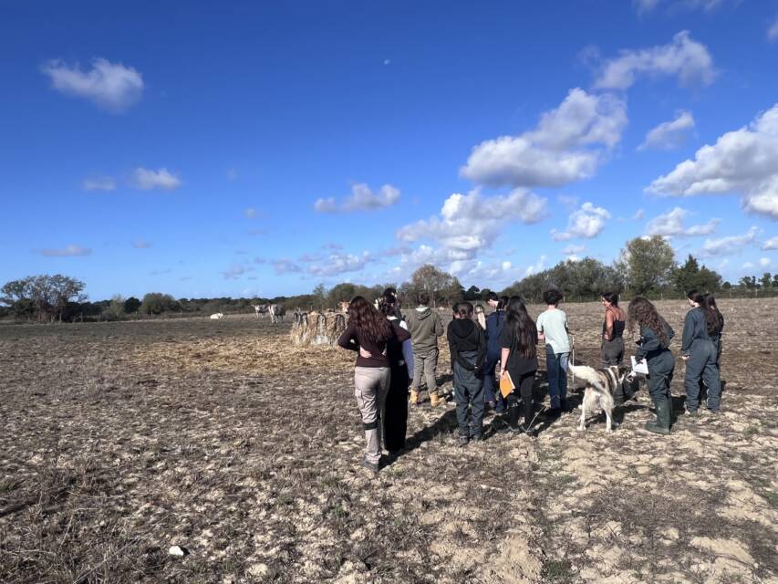 Éleveuse expliquant le fonctionnement de la ferme aux élèves du Lycée Le Bois Tillac