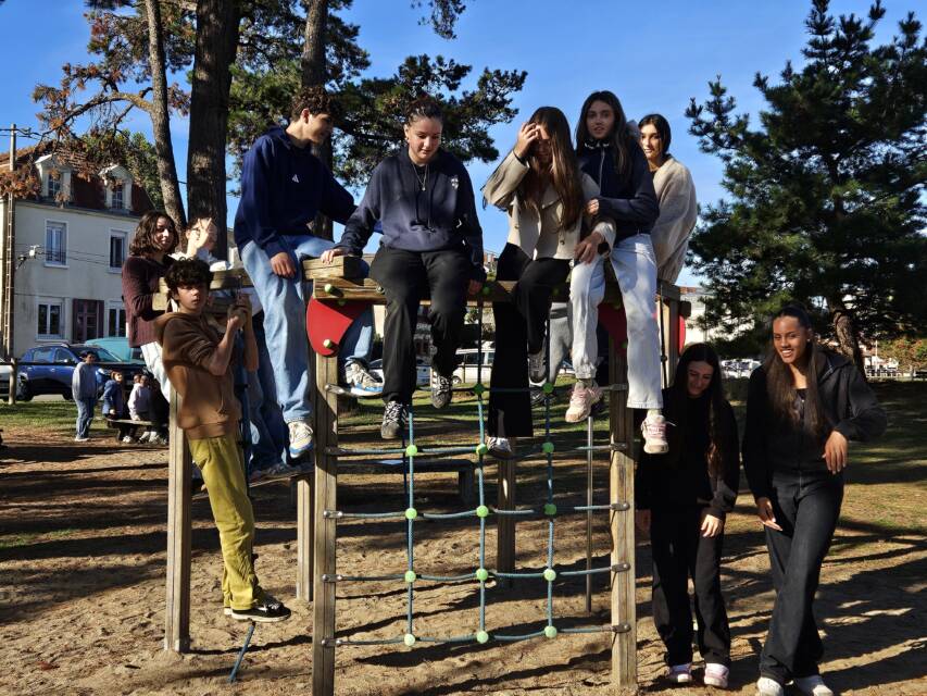 Élèves de Seconde sur une structure de jeux pendant la sortie de cohésion