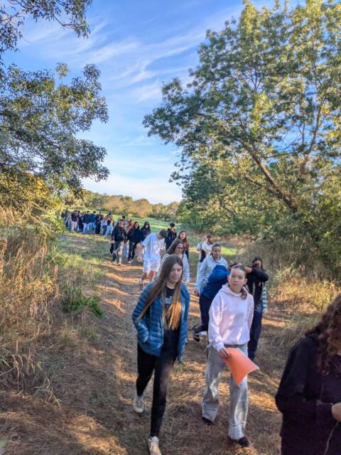 Groupe d'élèves de Seconde en marche sur un chemin au bord de la Loire