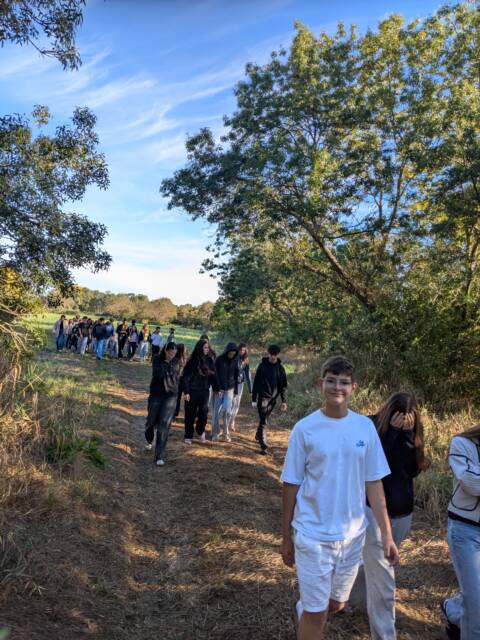 Groupe d'élèves de Seconde en marche sur un chemin au bord de la Loire